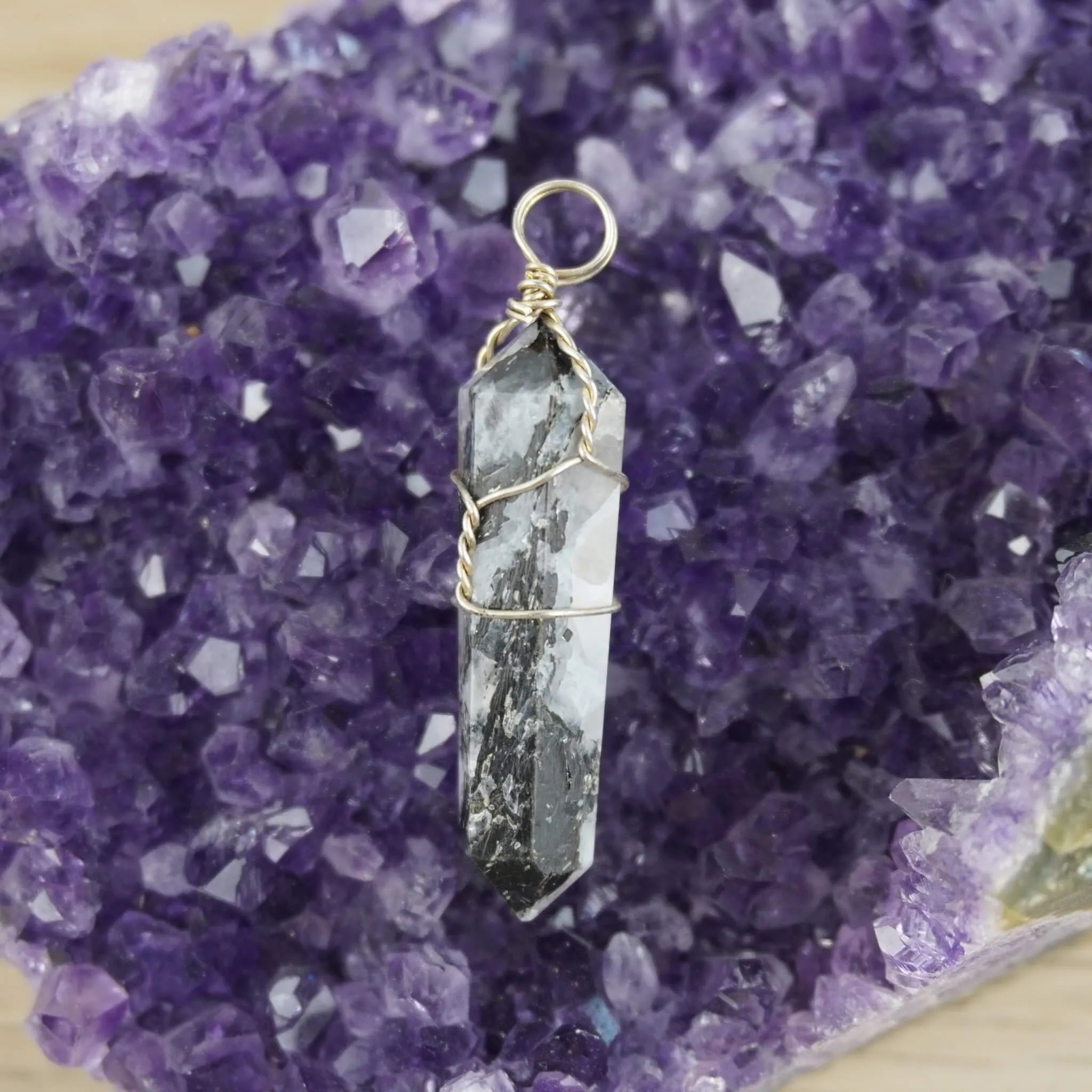 Mondstein Spitze Kettenanhänger präsentiert auf violetter Amethyst-Druse