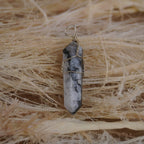 Mondstein Spitze Kettenanhänger mit Silberdraht auf hellen Naturfasern