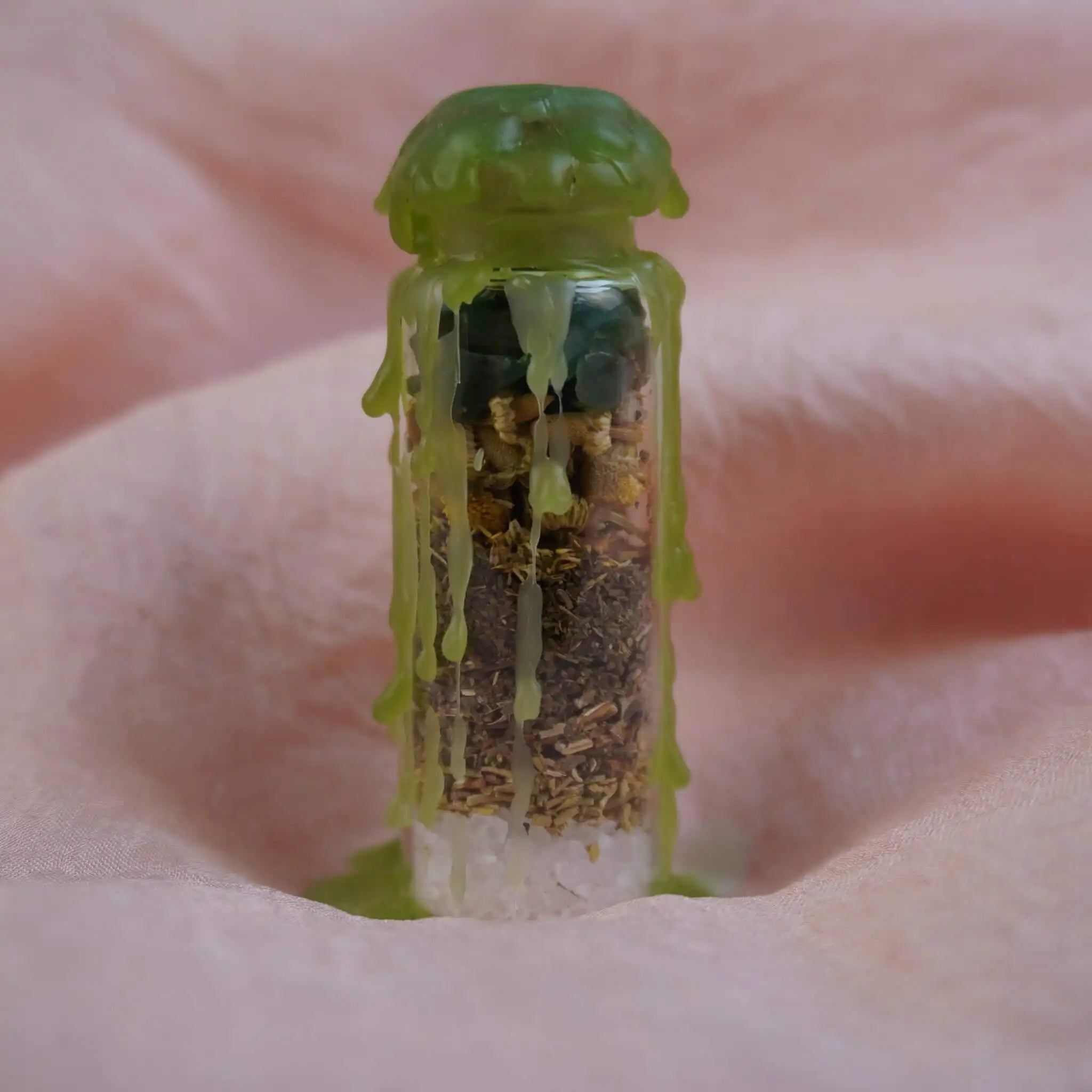 Handgefertigtes Money Spell Jar mit grünem Wachs überzogen, gefüllt mit Kristallen und Kräutern