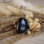 Obsidian Trommelstein Schlüsselanhänger mit Ziergras und Blüten
