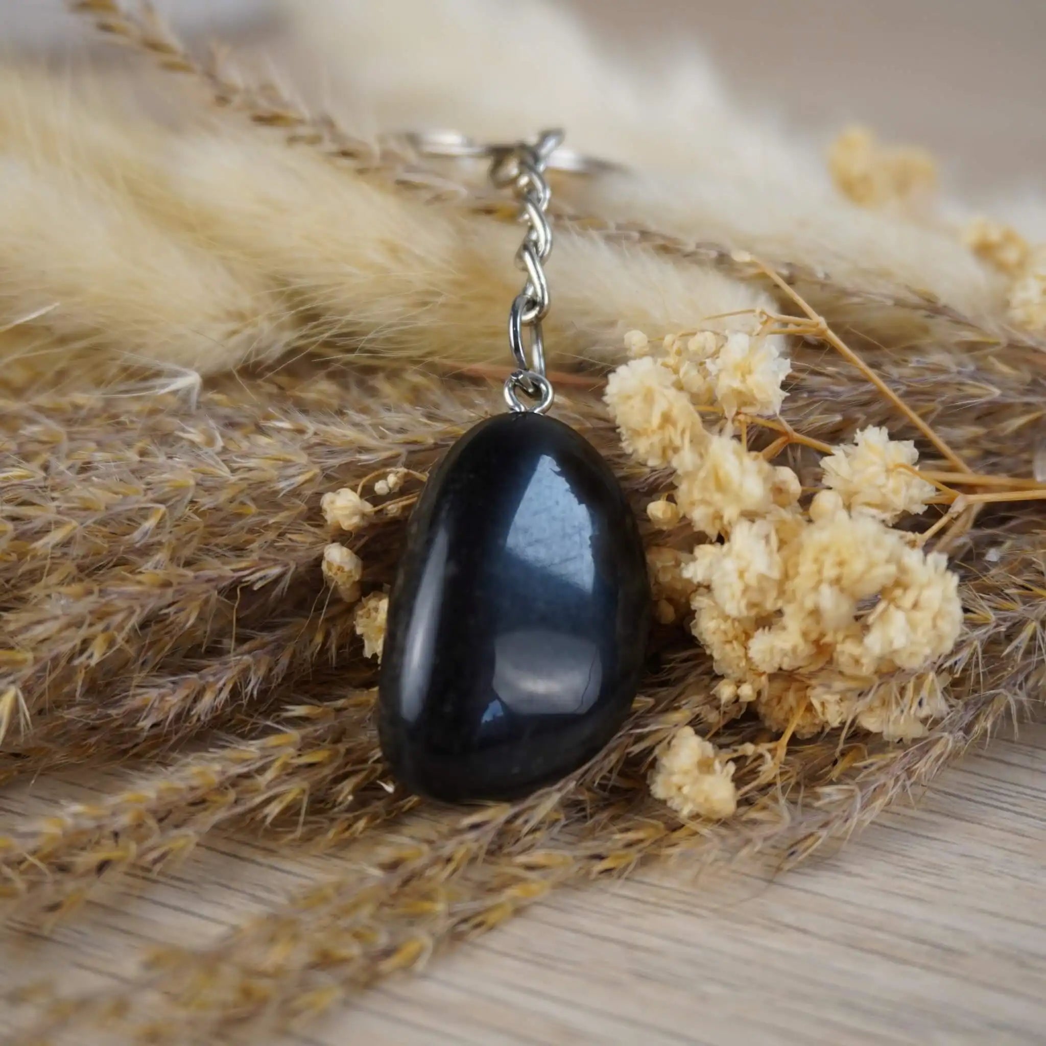 Obsidian Trommelstein Schlüsselanhänger mit Ziergras und Blüten