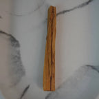 Palo Santo Stick einzeln auf hellem Untergrund