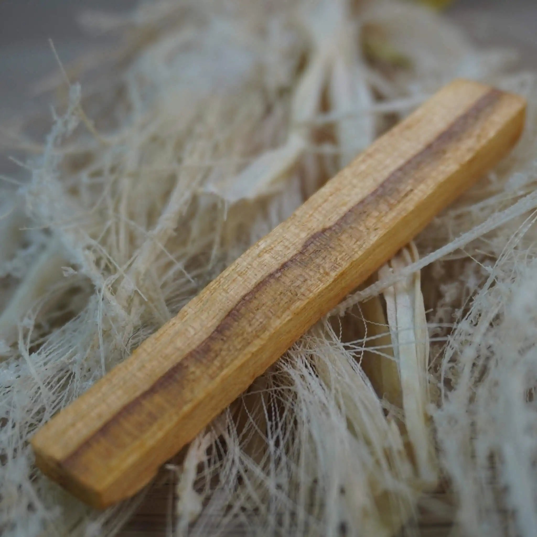 Palo Santo Stick dekorativ auf Naturfasern