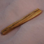Palo Santo Stick dekorativ auf rosa Stoff