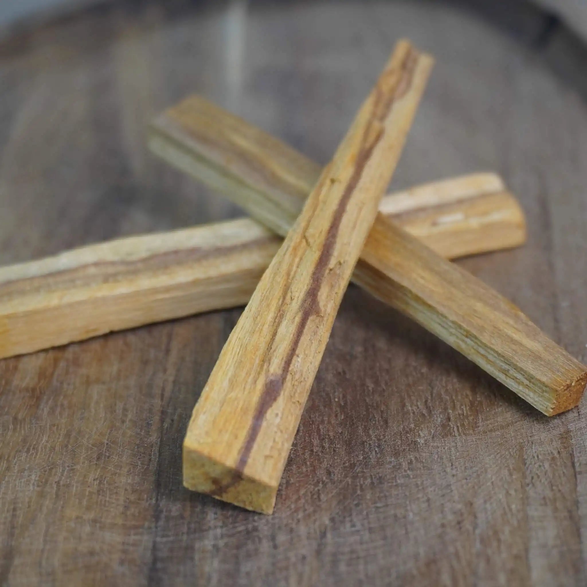 Palo Santo Sticks dekorativ auf Holzoberfläche arrangiert