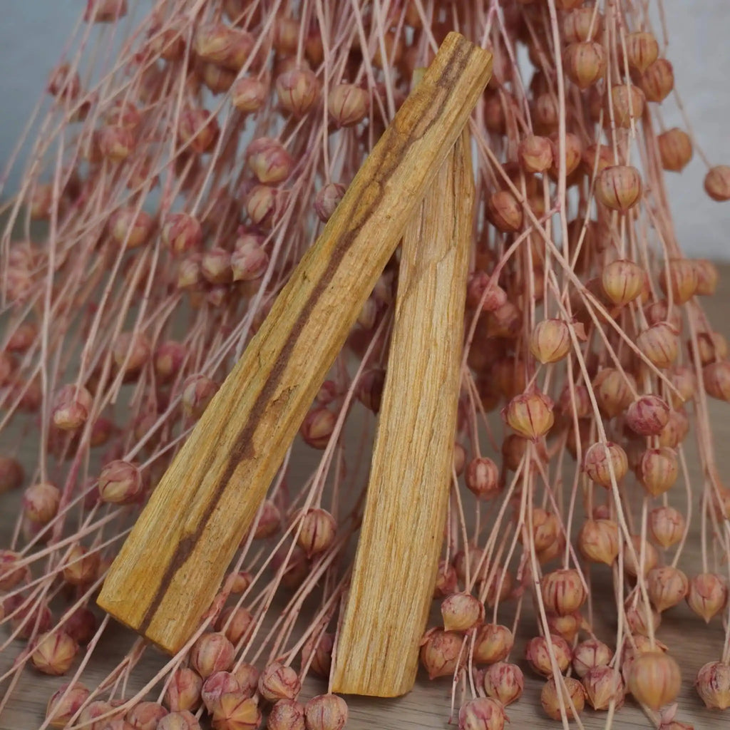 Palo Santo Hölzer dekoriert mit rosafarbenen Trockenblumen