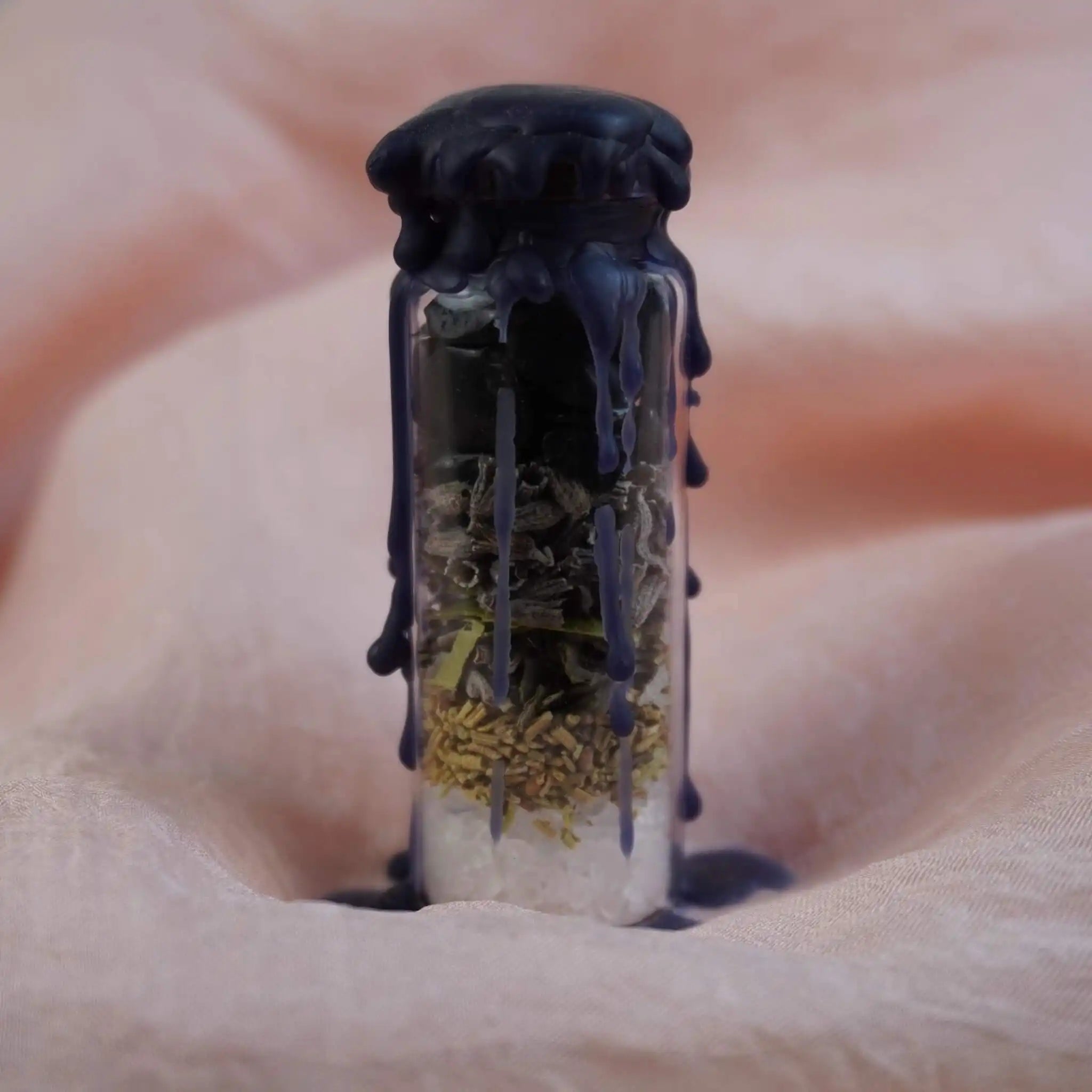 Handgefertigtes Protection Spell Jar mit schwarzen Wachs überzogen, gefüllt mit Kristallen und Kräutern