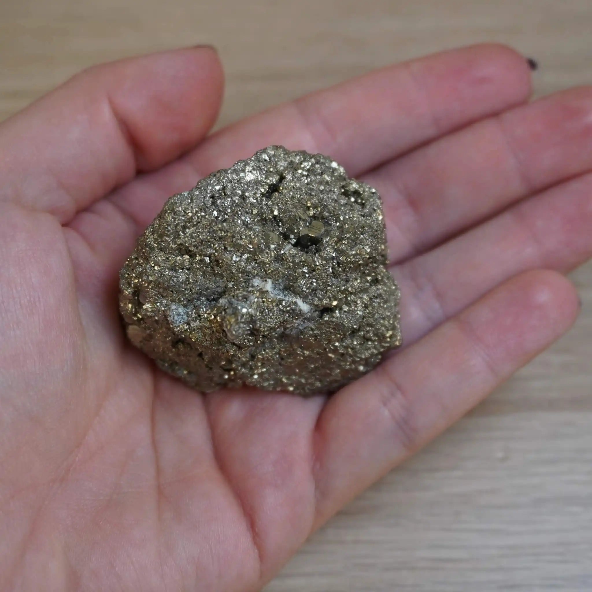 Pyrit Rohstein Groß in einer Handfläche