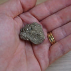 Pyrit Rohstein Mittel in einer Handfläche