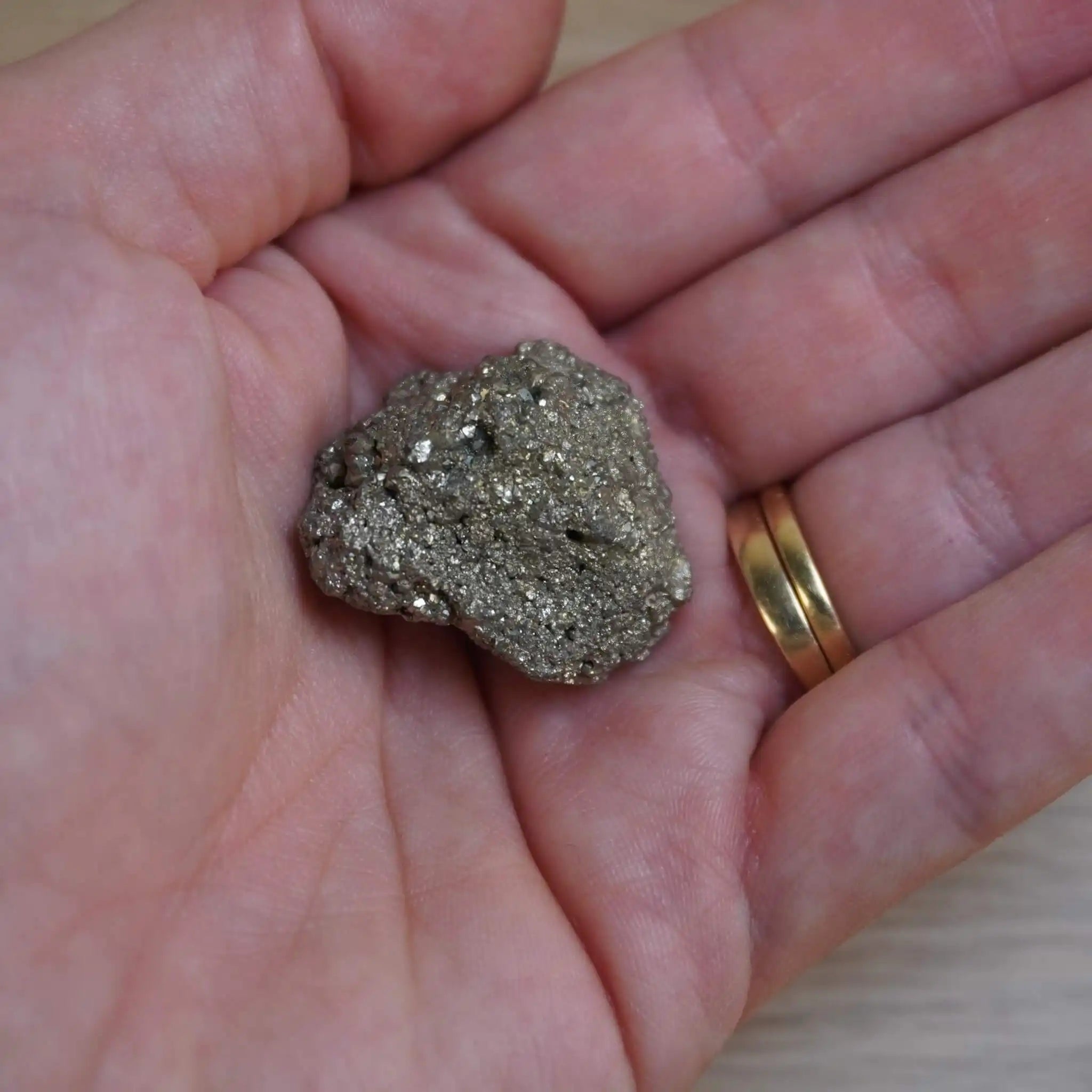 Pyrit Rohstein Mittel in einer Handfläche