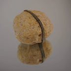 Geschlossene Quarz Geode mit umlaufendem Gummiband auf spiegelnder Fläche