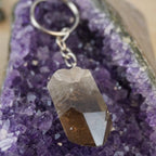 Rauchquarz Spitze Schlüsselanhänger präsentiert auf violetter Amethyst-Druse