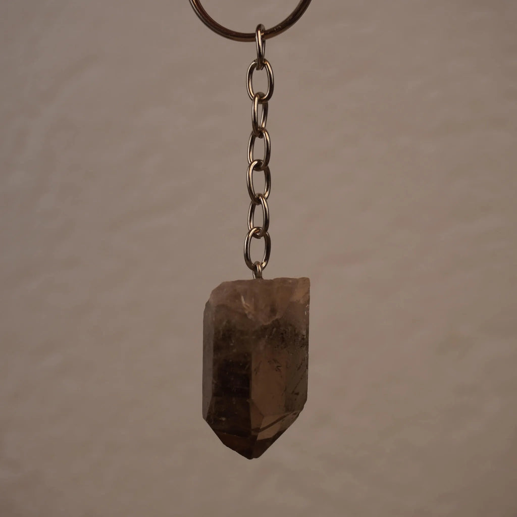 Rauchquarz Spitze Schlüsselanhänger frei hängend vor neutralem Hintergrund