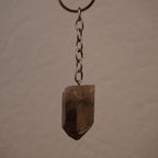 Rauchquarz Spitze Schlüsselanhänger frei hängend vor neutralem Hintergrund