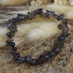 Rauchquarz‑Splitterarmband auf hellen Trockenblumen