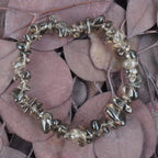 Rauchquarz‑Splitterarmband auf violett‑braunen Blättern