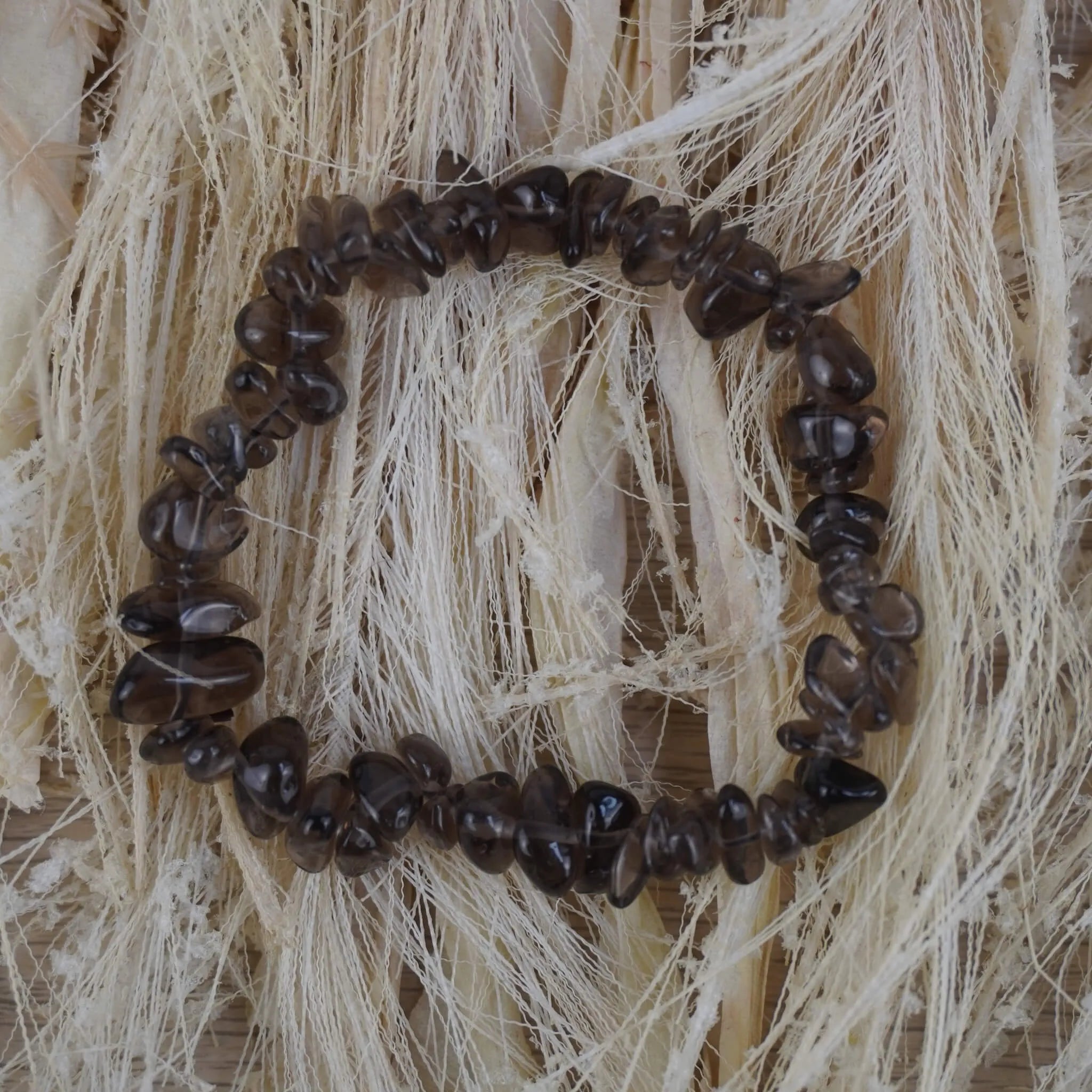 Rauchquarz‑Splitterarmband auf hellem Naturfaserdekor