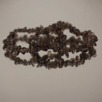 Rauchquarz‑Splitterarmband auf spiegelnder, heller Fläche