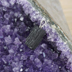 Roher schwarzer Turmalin Kettenanhänger präsentiert auf violetter Amethyst-Druse