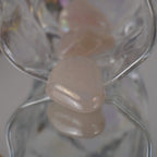 Rosa Angel Aura Trommelstein mit Spiegelung am Rand einer transparenten Glasschale