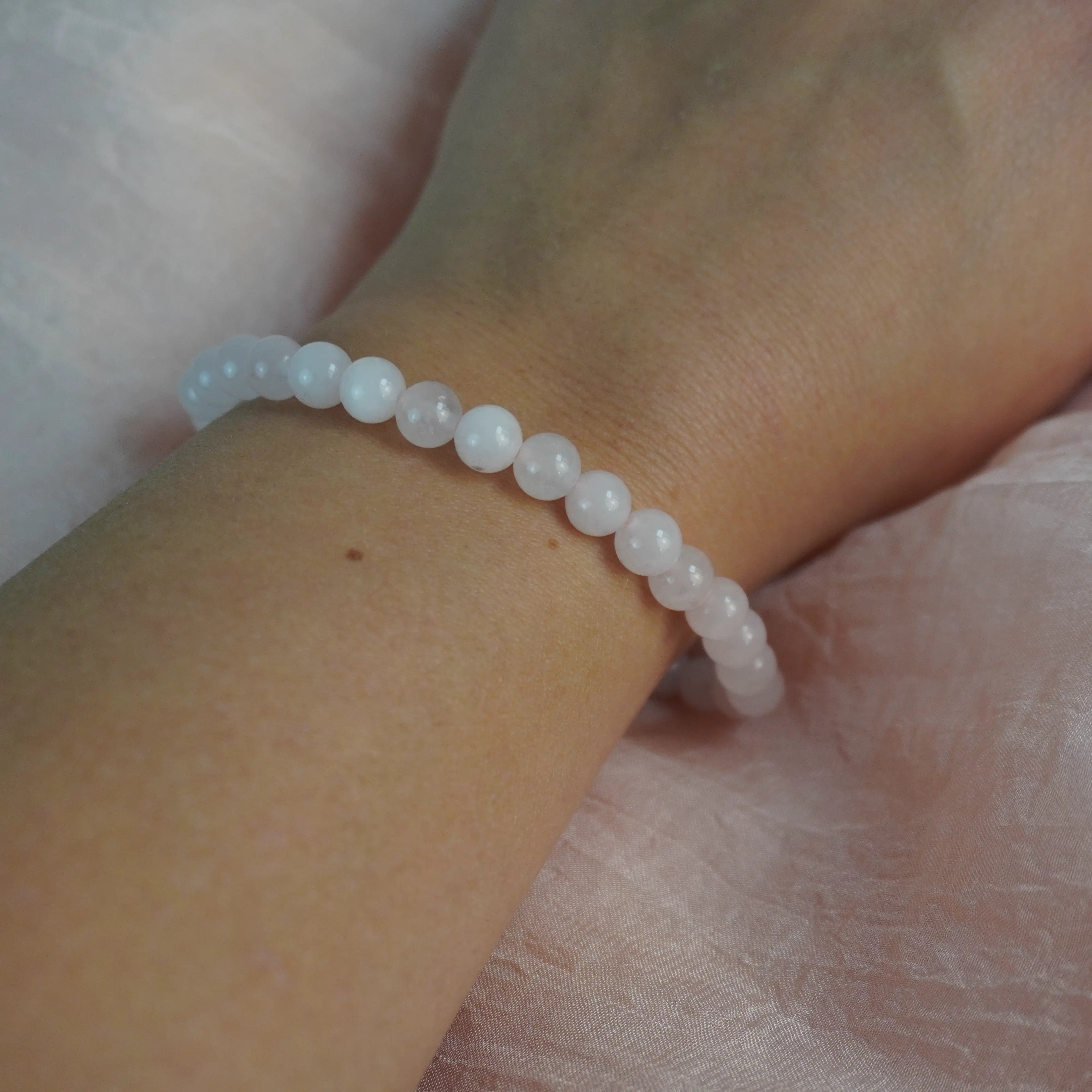 Rosenquarz Kugelarmband getragen am Handgelenk