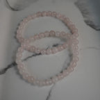 Rosenquarz Kugelarmband auf weißem Marmor Hintergrund