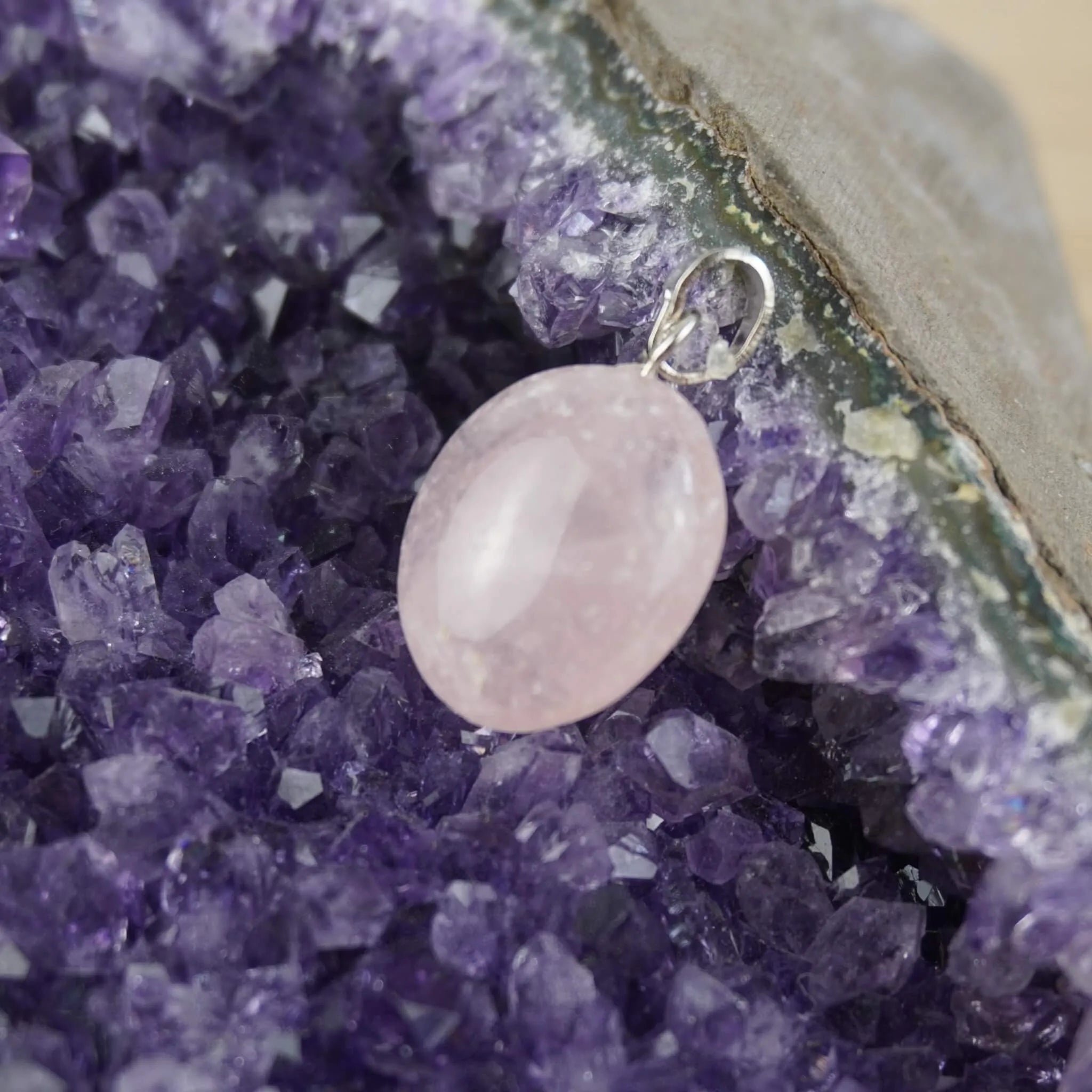 Rosenquarz Kettenanhänger mit Silber Öse auf violetter Amethyst-Druse