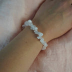 Rosenquarz Splitterarmband am Handgelenk getragen