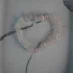 Rosenquarz Splitterarmband auf hellem Marmorboden