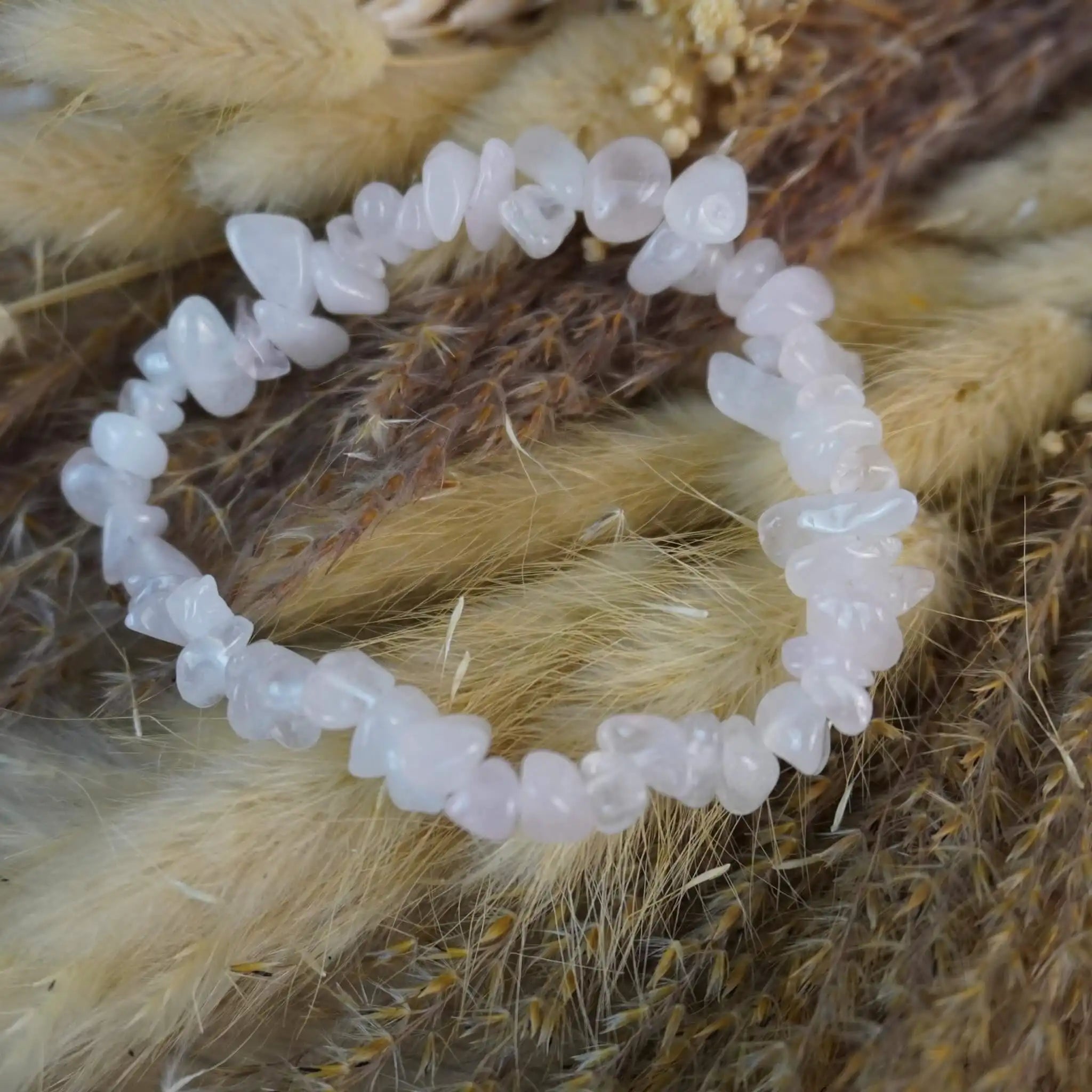 Rosenquarz Splitterarmband dekoriert mit Naturmaterialien und Gräsern