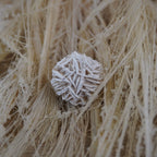 Sandrose Mineral auf hellen natürlichen Fasern