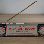 Satya Midnight Bloom, Räucherstäbchen Packung auf Holztisch