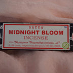 Satya Midnight Bloom Räucherstäbchen Originalpackung aus Indien auf rosa Stoff