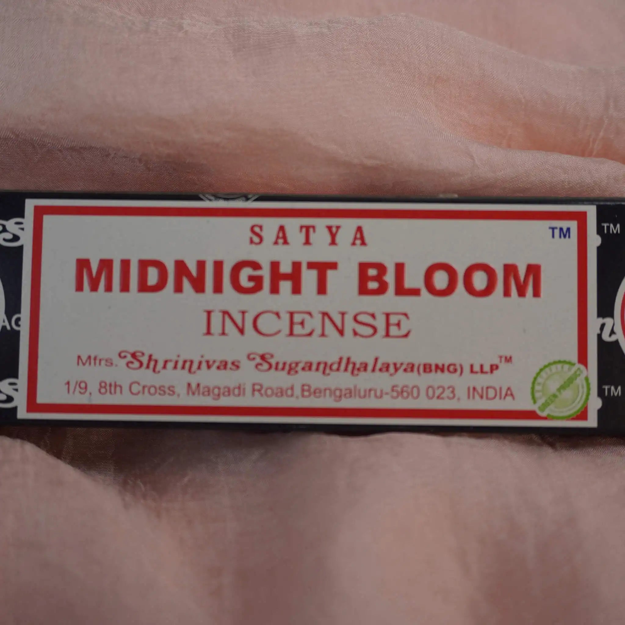 Satya Midnight Bloom Räucherstäbchen Originalpackung aus Indien auf rosa Stoff