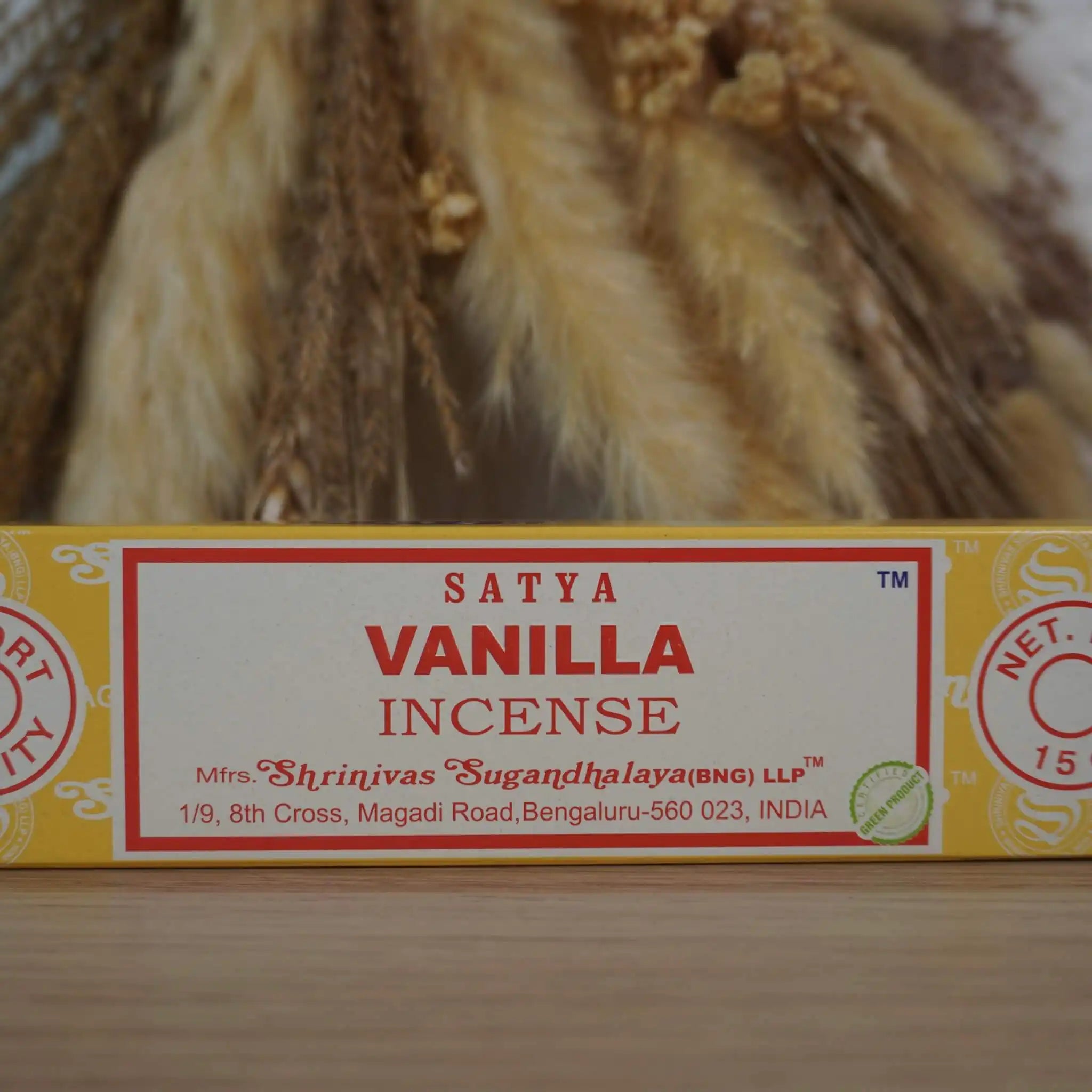 Satya Vanilla Räucherstäbchen Packung vor getrockneten Gräsern