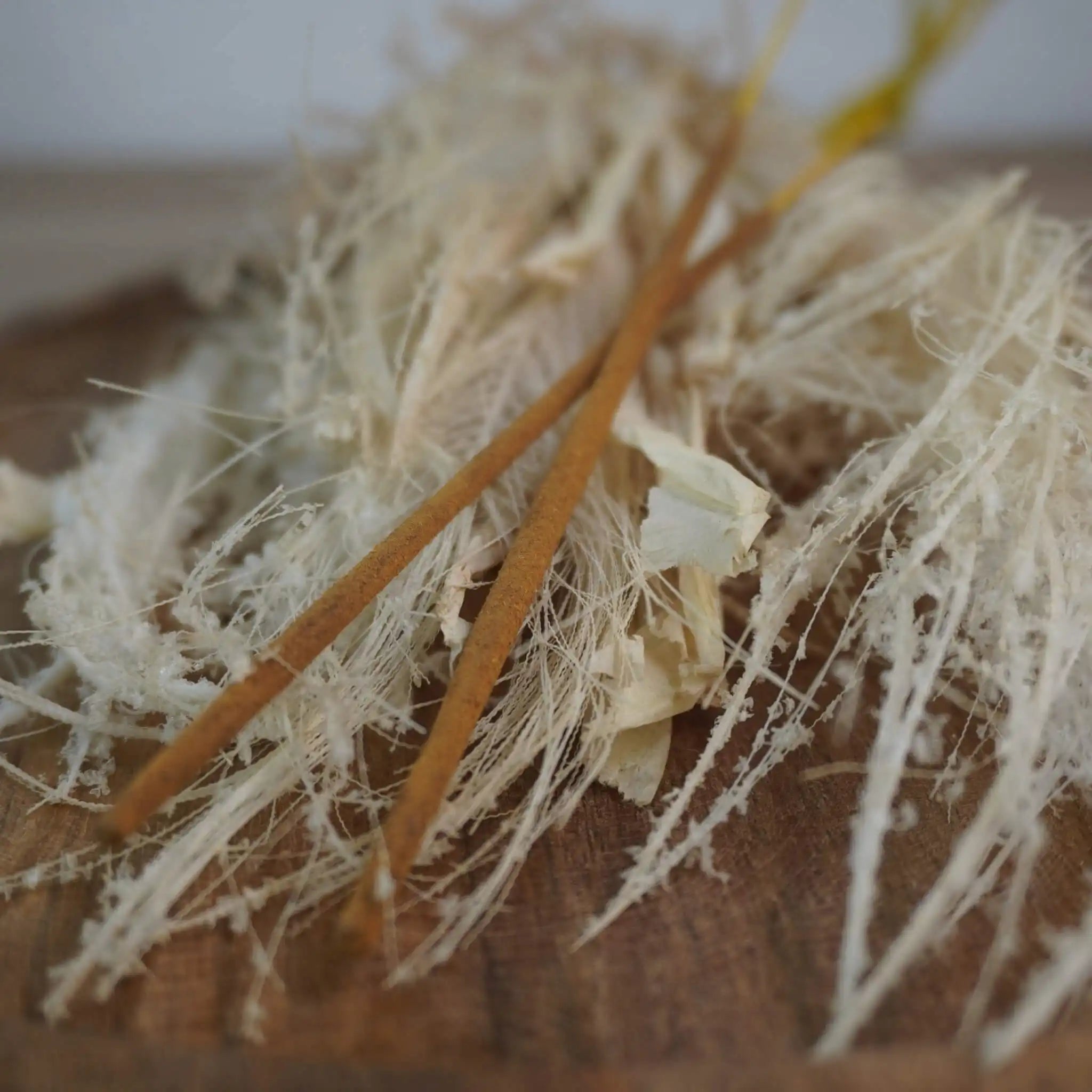 Satya Vanille Räucherstäbchen auf Holz mit Naturmaterialien arrangiert