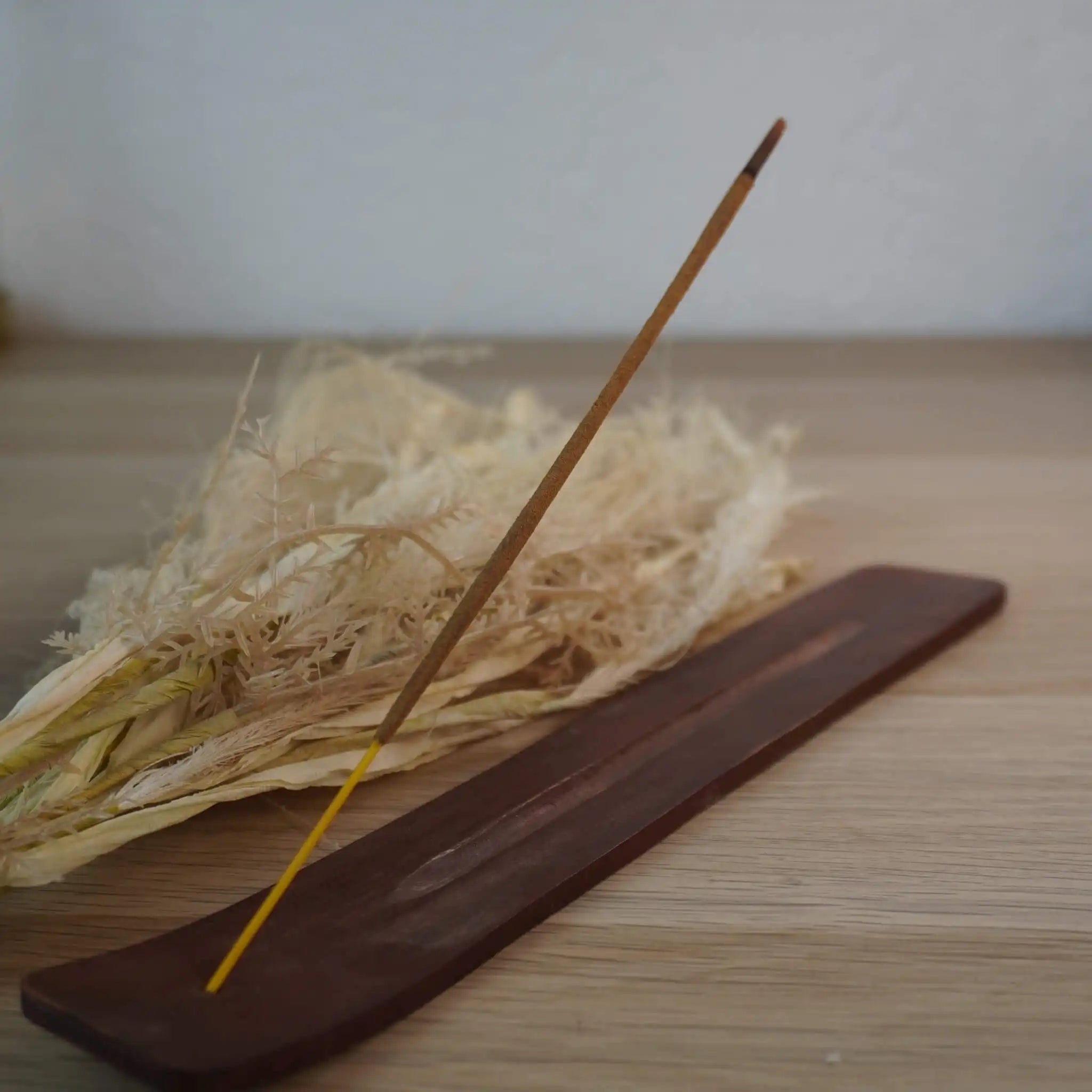 Satya Vanille Räucherstäbchen in einem Holzhalter mit Trockenblumen