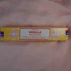 Satya Vanilla Räucherstäbchen Originalpackung aus Indien auf rosa Stoff