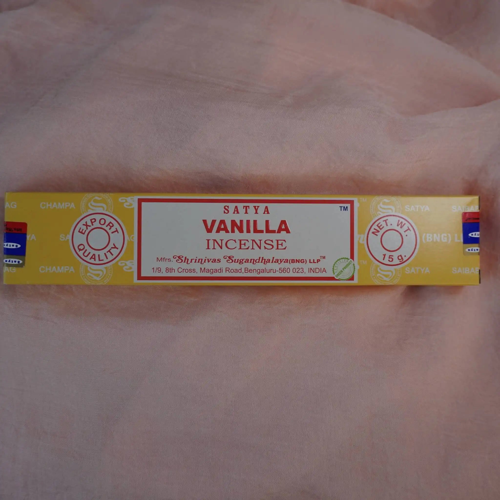 Satya Vanilla Räucherstäbchen Originalpackung aus Indien auf rosa Stoff