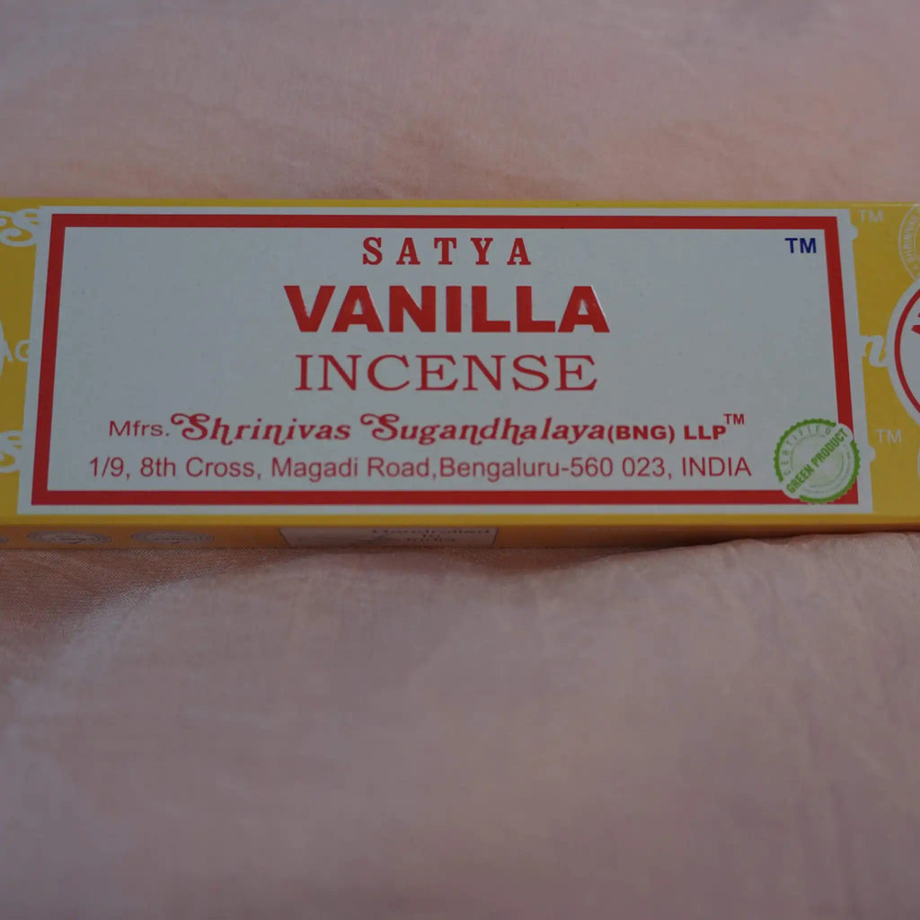 Satya Vanilla Räucherstäbchen Packung aus Indien auf rosa Hintergrund