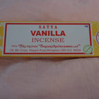 Satya Vanilla Räucherstäbchen Packung aus Indien auf rosa Hintergrund