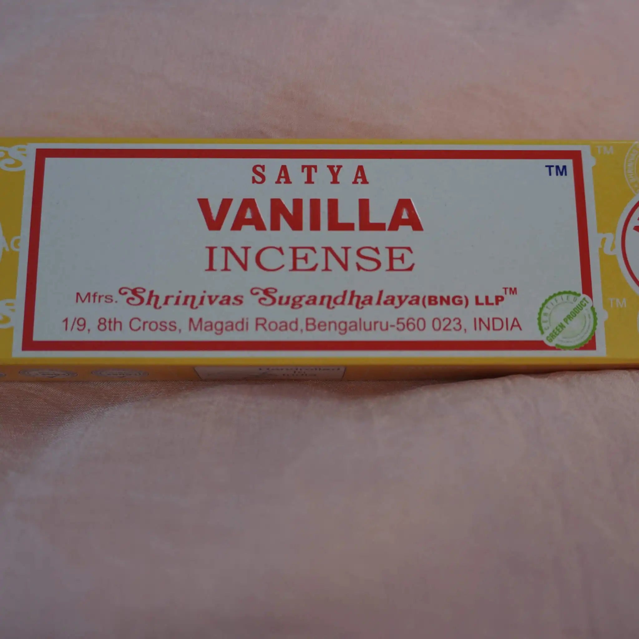 Satya Vanilla Räucherstäbchen Packung aus Indien auf rosa Hintergrund