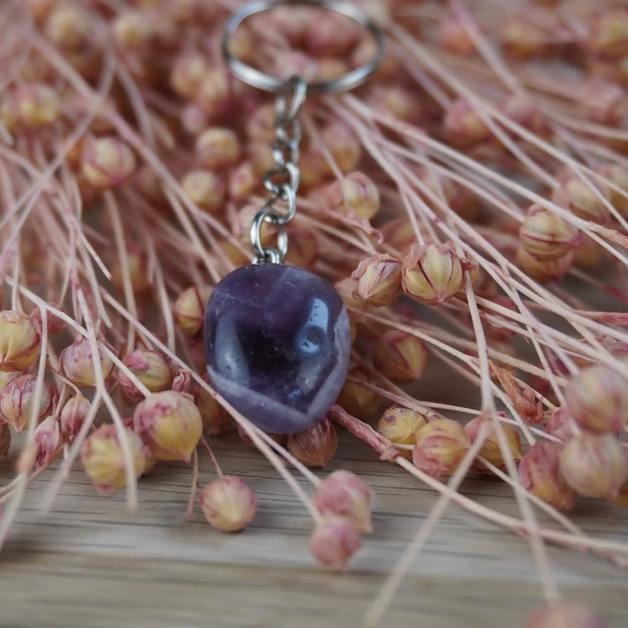 Schlüsselanhänger mit Amethyst Trommelstein auf rosa Blütenständen
