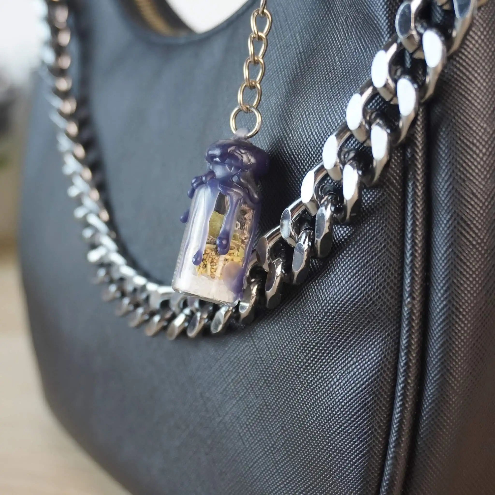 Protection Spell Jar Schlüsselanhänger mit dunklem Wachs, befestigt an einer Handtasche