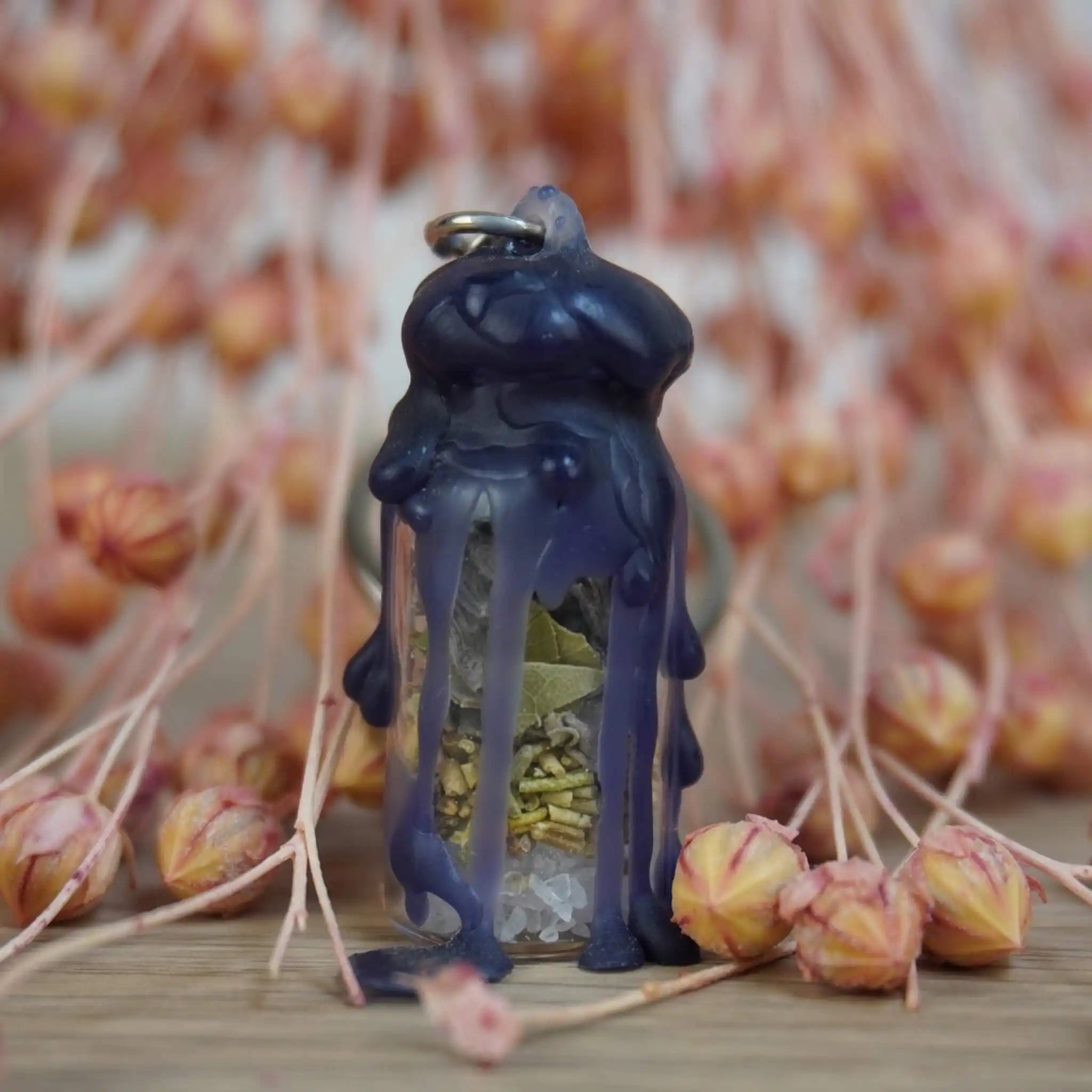 Handgemachter Protection Spell Jar Schlüsselanhänger mit dunklem Wachs, dekoriert mit getrockneten Blüten