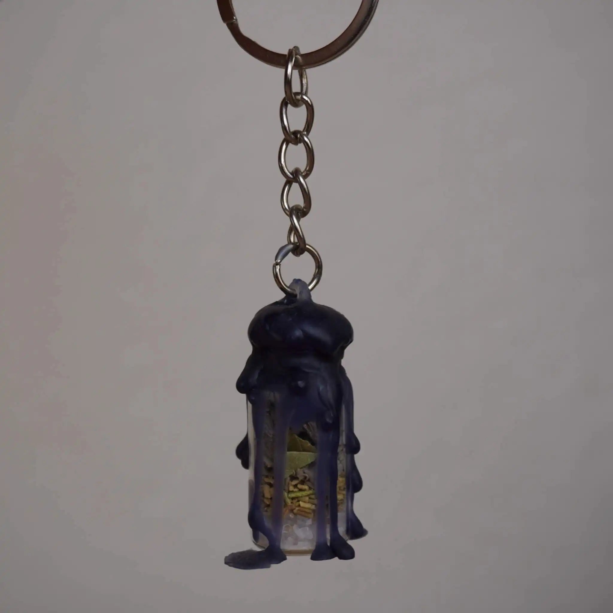 Protection Spell Jar als Schlüsselanhänger mit dunklem Wachs, an Metallkette befestigt