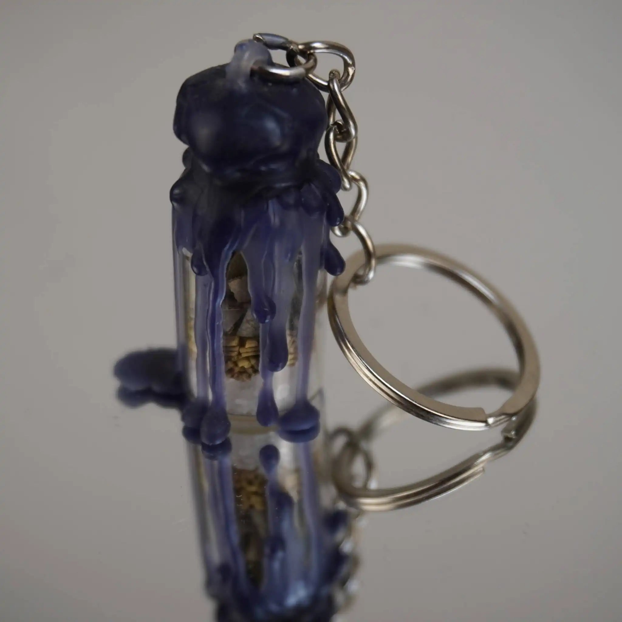 Handgefertigter Protection Spell Jar Schlüsselanhänger mit dunklem Wachs und Kräutern gefüllt