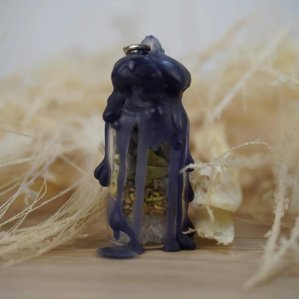 Kleiner Protection Spell Jar Schlüsselanhänger mit dunklem Wachsüberzug und Metallschlüsselring