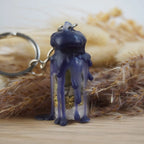 Kleiner Protection Spell Jar Schlüsselanhänger mit dunklem Wachs und Kristallen, dekoriert mit Trockenblumen