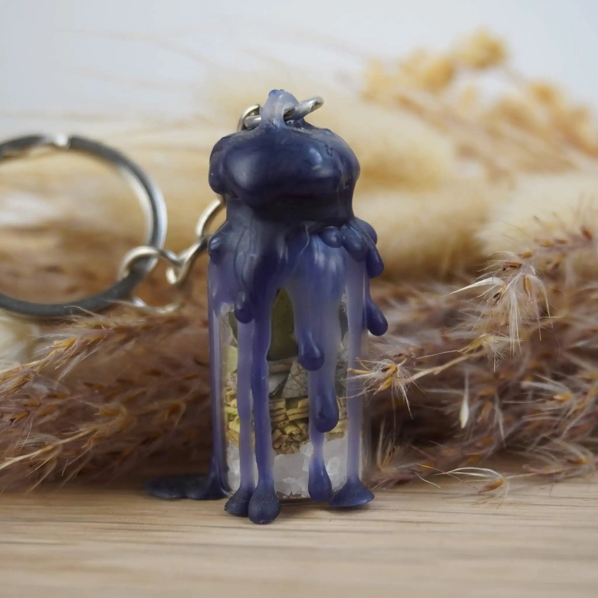 Kleiner Protection Spell Jar Schlüsselanhänger mit dunklem Wachs und Kristallen, dekoriert mit Trockenblumen
